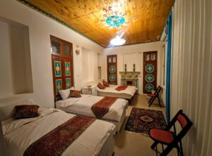 اتاق شاه نشین یک هتل سنتی سران